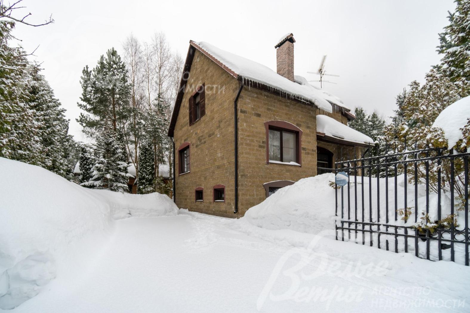 Перед домом имеется парковка на 4 автомобиля