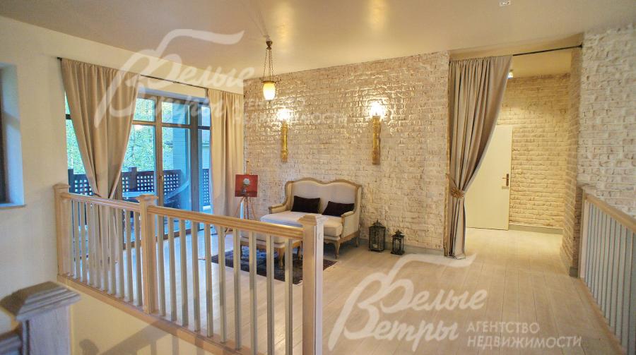 Малая гостиная  на втором этаже с выходом на балкон