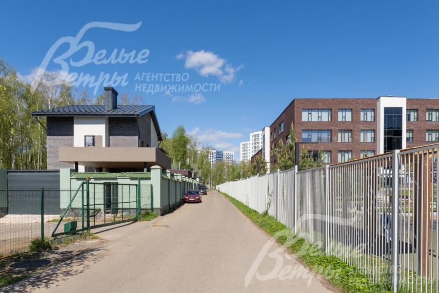 В шаговой доступности расположена школа. 