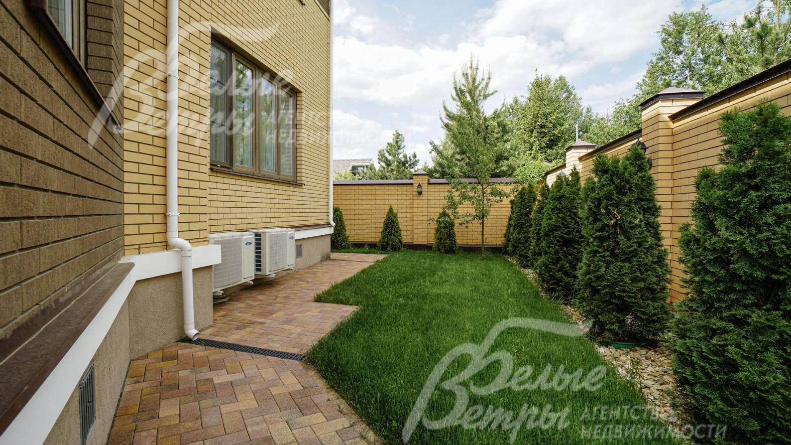 По периметру участка высажено более 30 туй