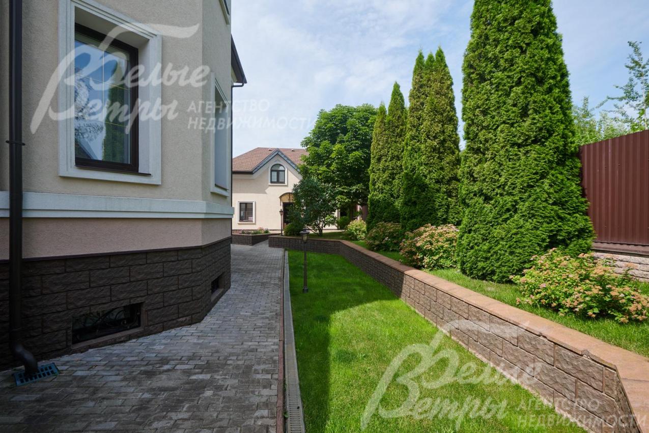 Участок с продуманным профессиональным дизайном, функциональными зонами, большим количеством деревьев и растений