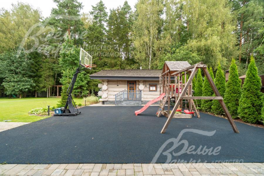 На участке есть спортивная площадка с детским городком