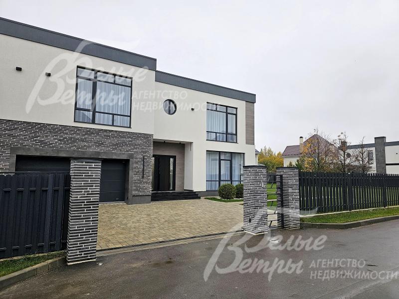 Участок огорожен металлическим штакетником серого цвета на каменных столбах с бетонным цоколем