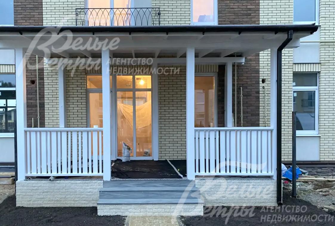 Из дома - выход на крытую террасу и участок. Терраса -  с мягкими окнами и полами, отделанными террасной доской