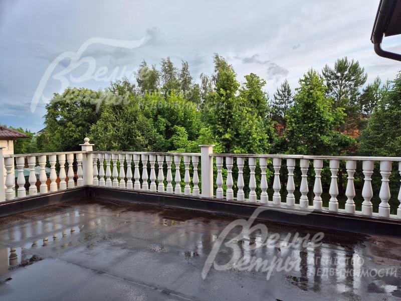 Просторный балкон с видом на участок и окрестности.