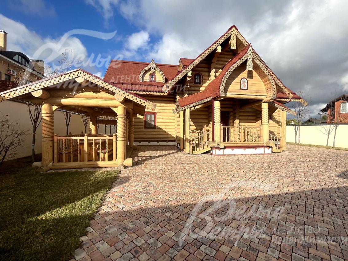 Рядом с домом построен бревенчатый колодец в русском стиле