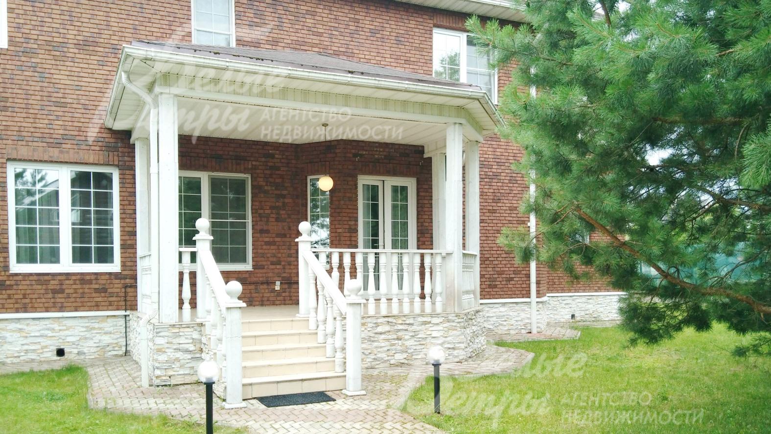 Уютная терраса во внутреннем дворе