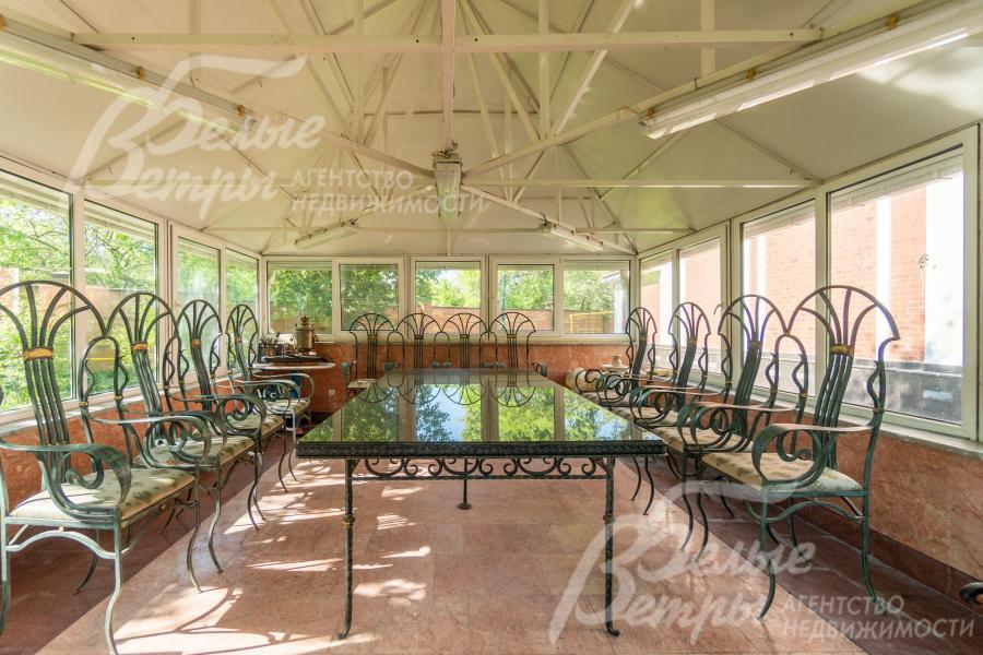 Беседка отделана внутри мрамором и гранитом