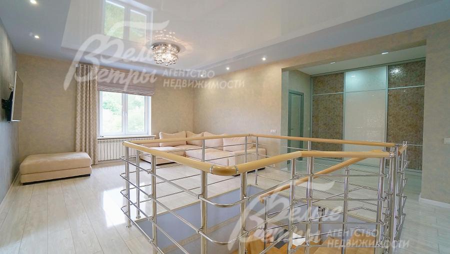 Холл с гостиной на втором этаже