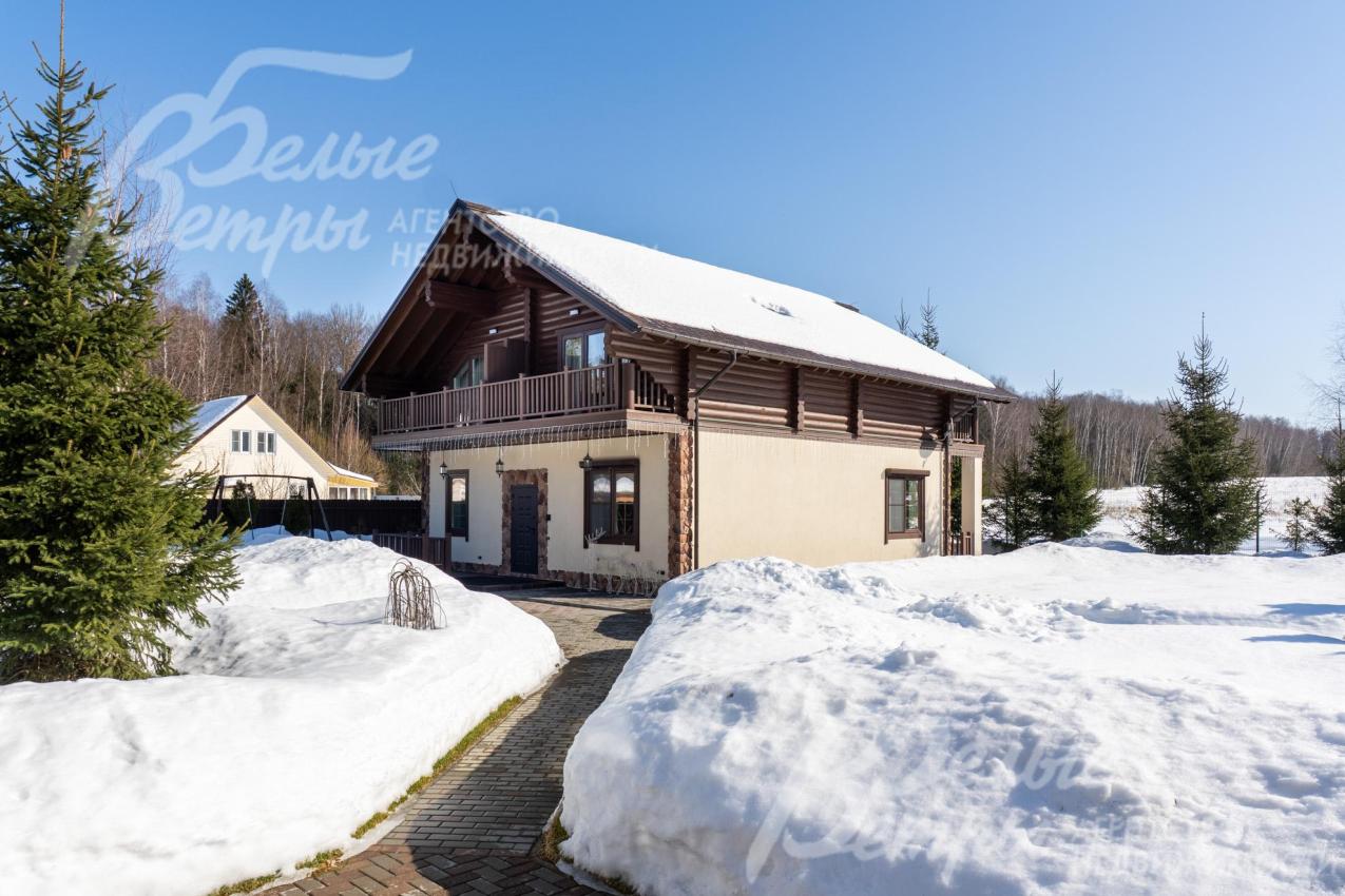 Участок стоит у леса в приватной части дачной застройки, рядом - каскад озёр