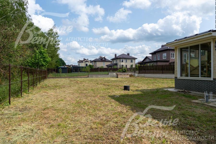 Дом стоит на ровном участке в центре коттеджного посёлка