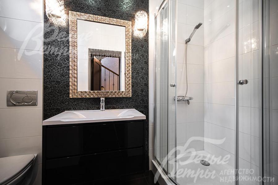 Санузел с душем на первом этаже