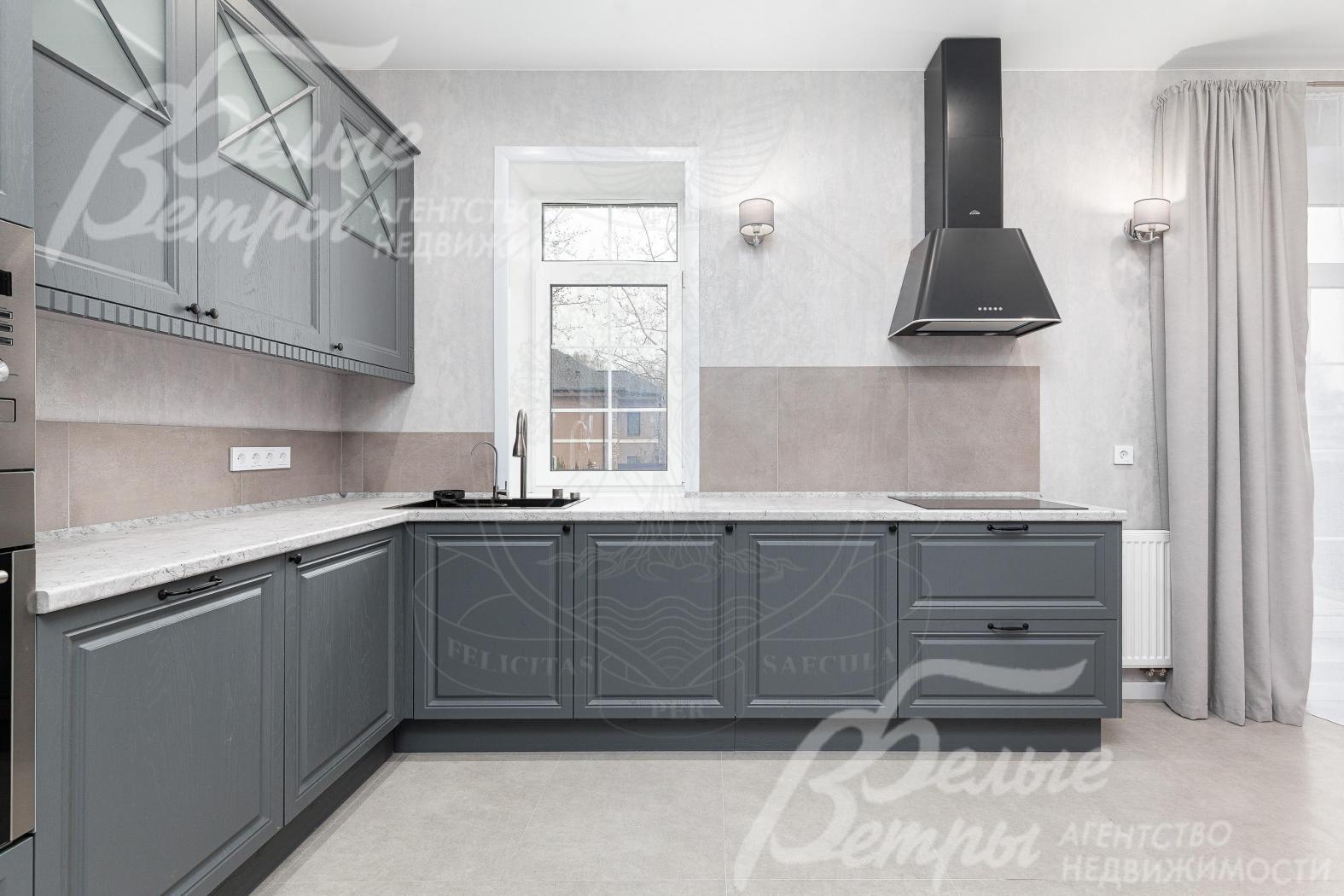 Установлен кухонный гарнитур с техникой