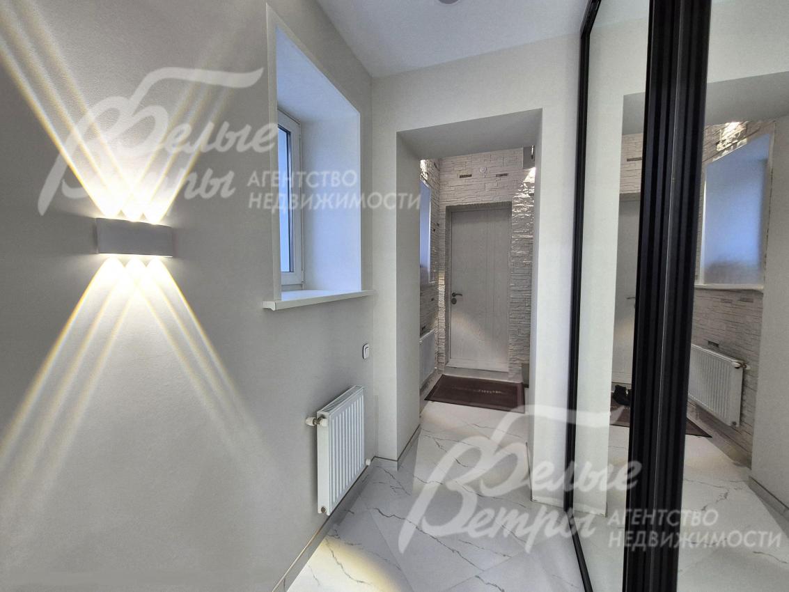 Множество стильных приборов освещения