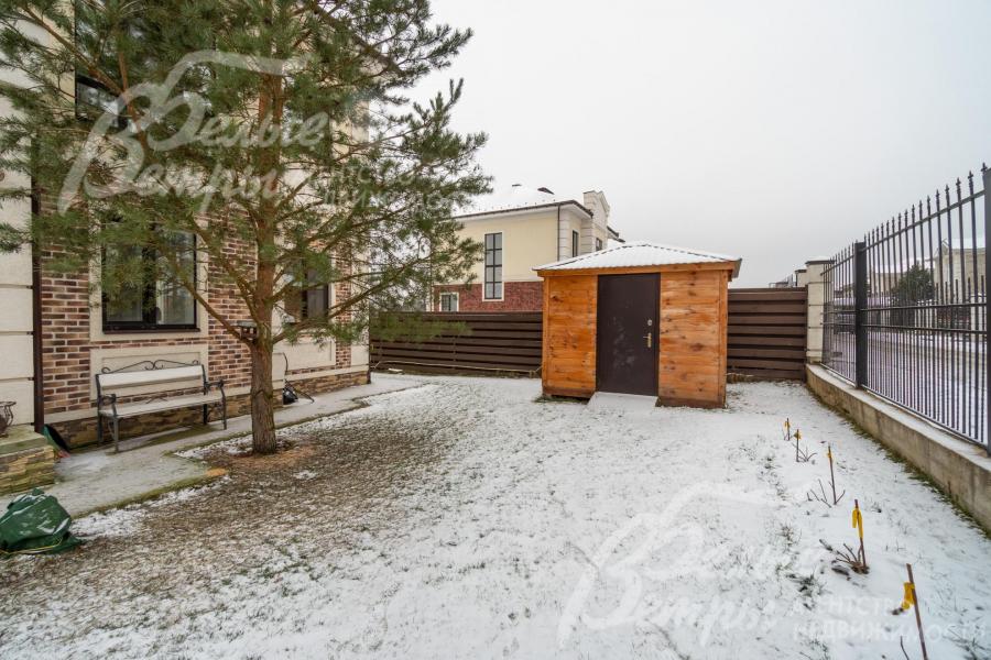 На участке высажен газон, дорожки выполнены из бетона без дополнительной облицовки, есть скамейка у сосны