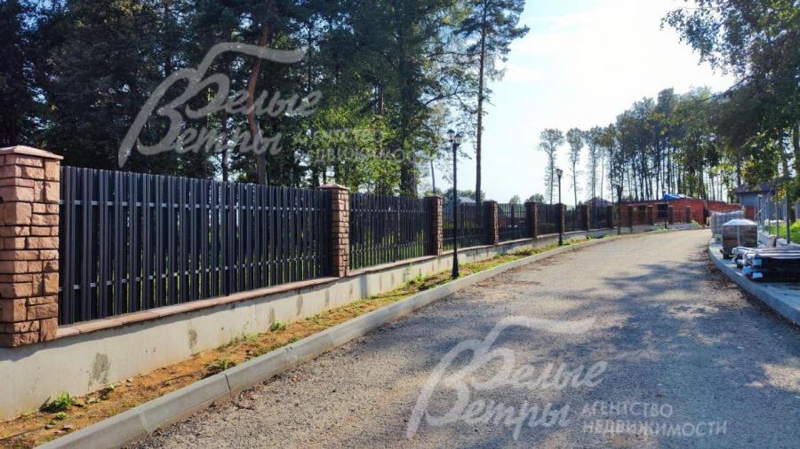 Широкие асфальтовые дороги с троттуарами в поселке Бородино Вилладж.