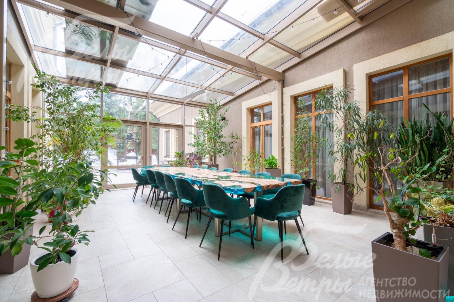 Украшение дома - роскошный зимний сад со вторым светом, стеклянным потолком с электрическим подогревом и выходом на участок