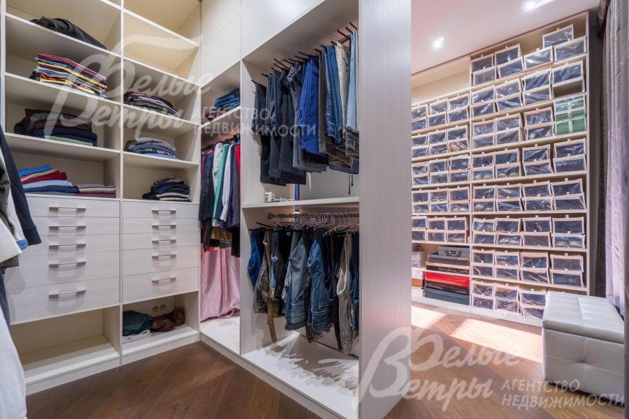 Функциональная просторная гардеробная на втором этаже