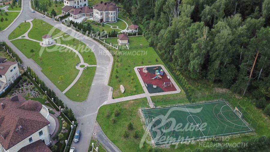 Спортивная и детская площадки в поселке Идиллия