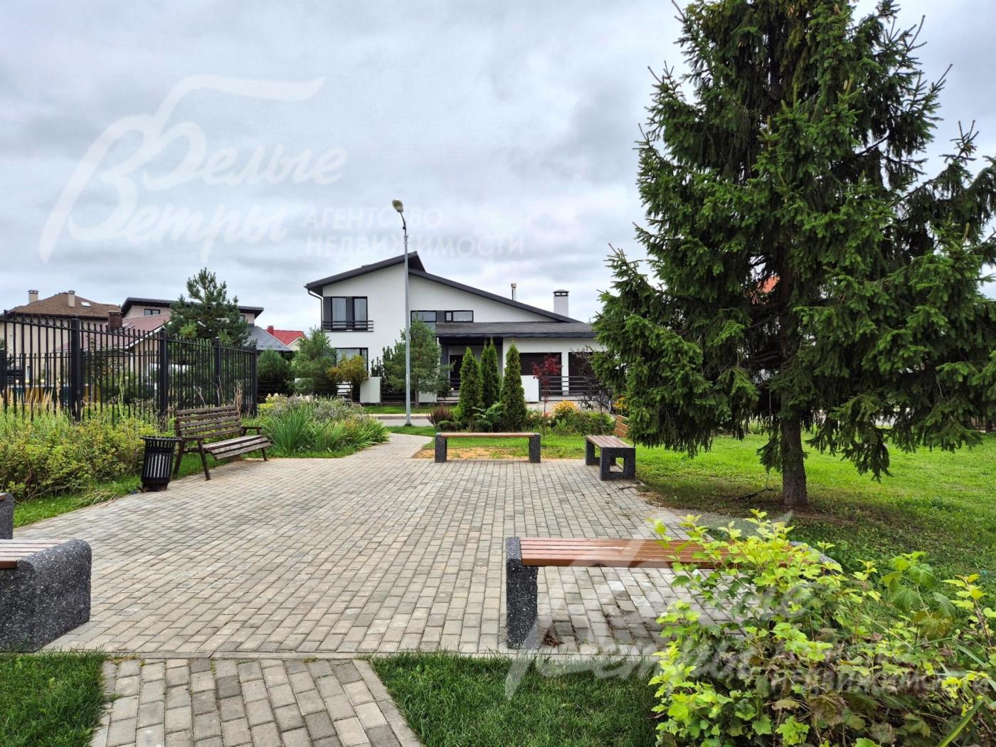 Зона отдыха в поселке.