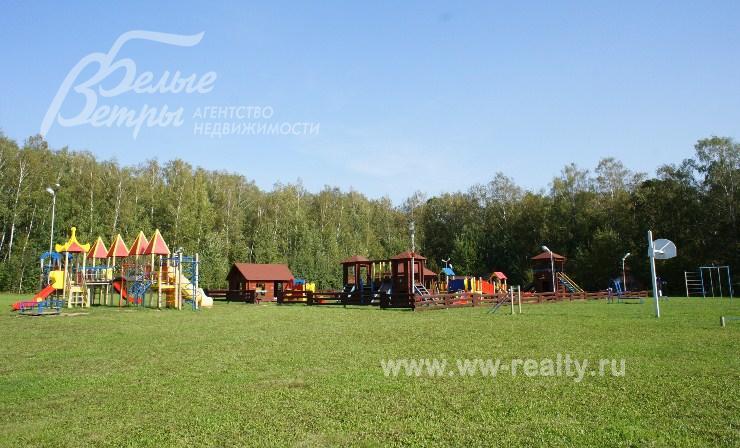 Детская площадка в поселке