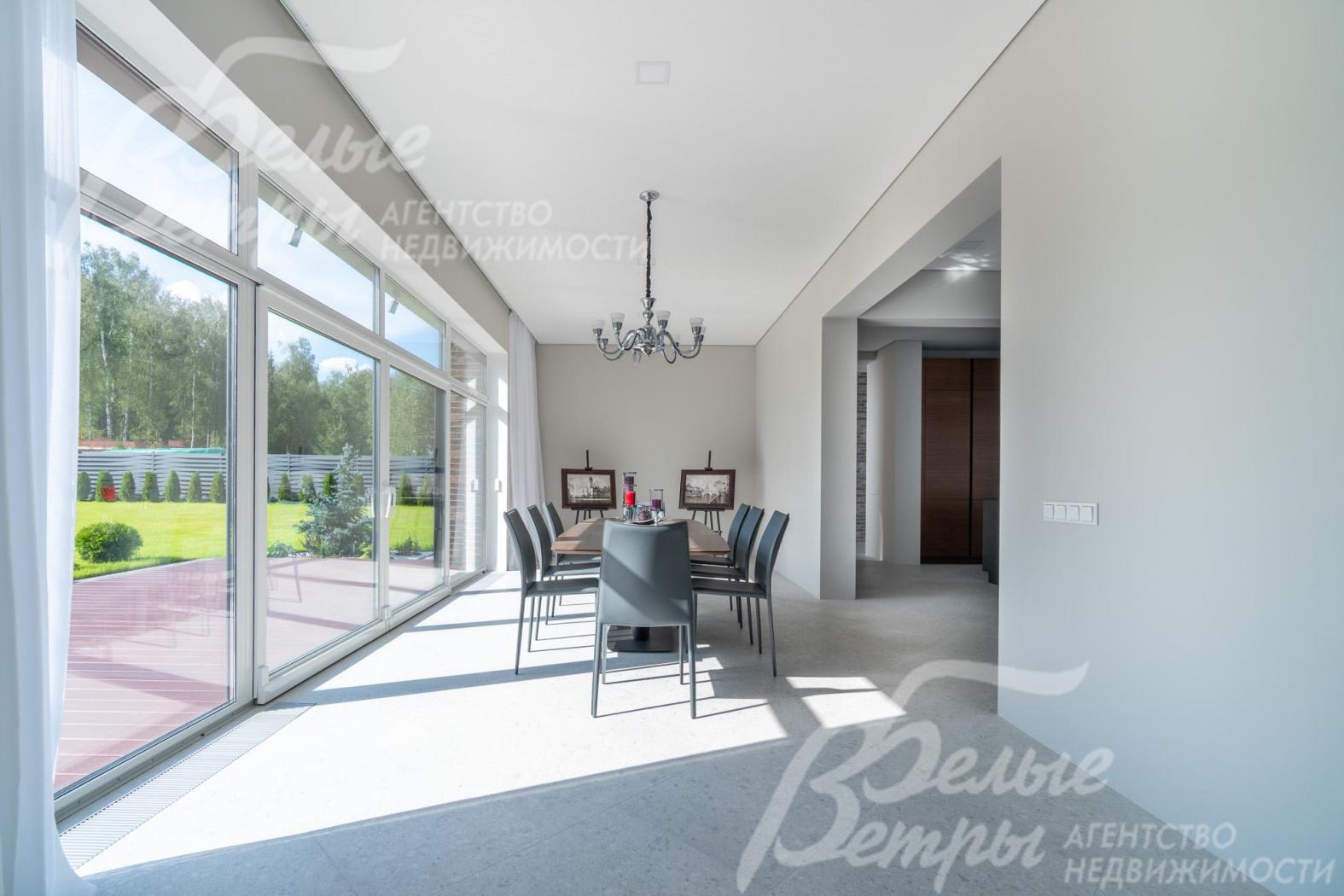 На полу в кухне-гостиной столовой - керамогранит с водяным подогревом