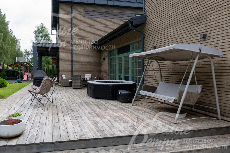 Терраса с качелями и уличной мебелью