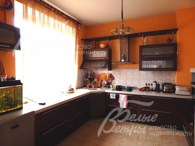 Кухня оборудована всей необхлдимой мебелью и техникой