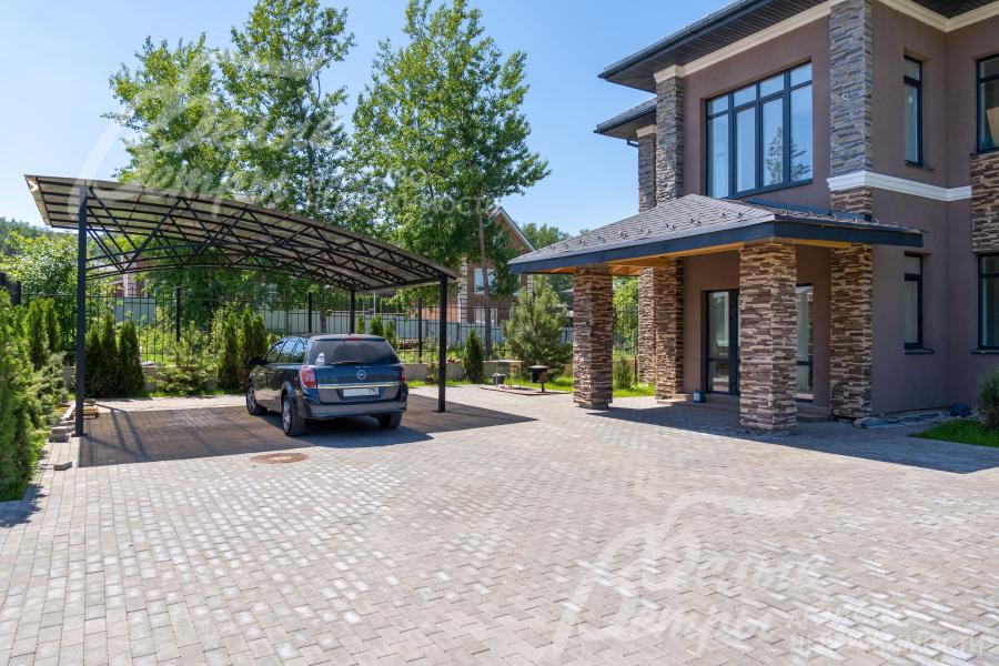 Навес для 2 машин и открытая парковка на 4 авто