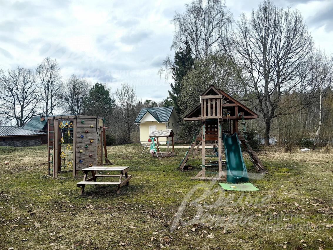 Детская игровая площадка в поселке.