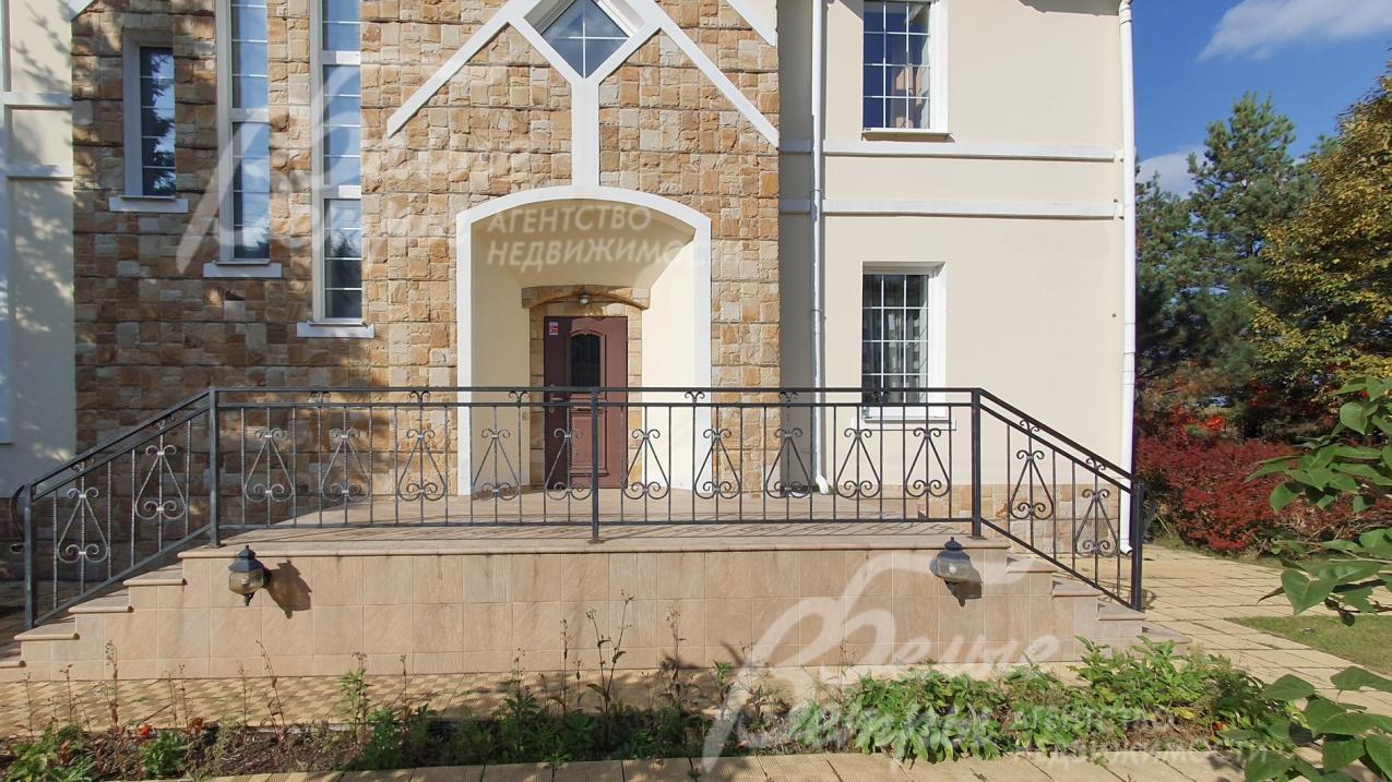 Парадный вход в дом.