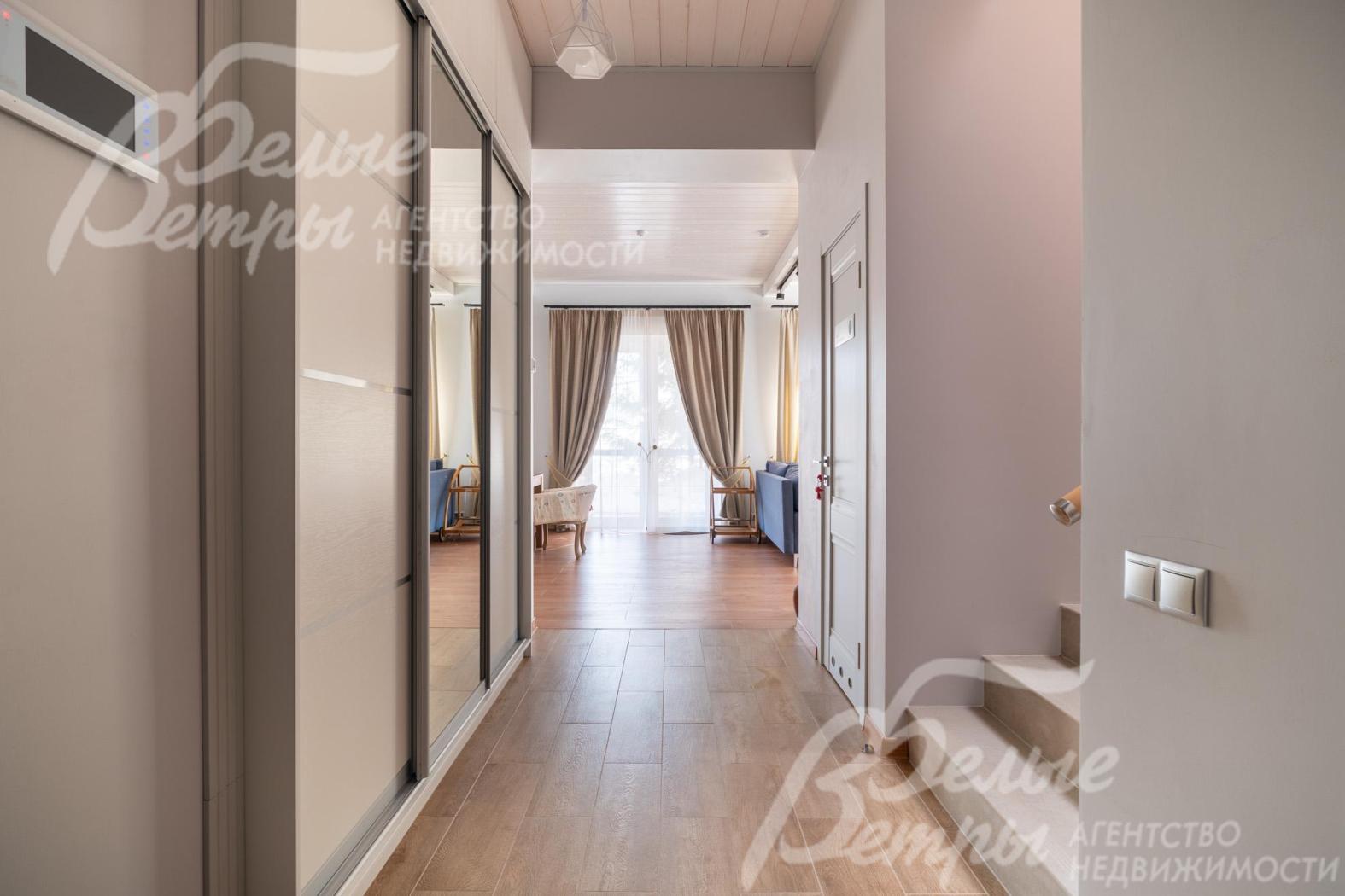 В основном доме выполнена стильная современная отделка в пастельных тонах в духе современных трендов