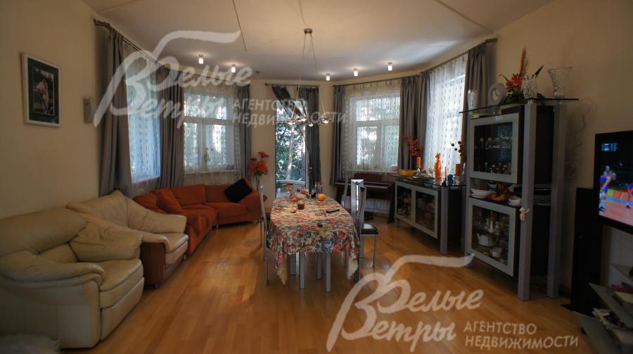 Столовая 34.8 кв.м с выходом на просторную крытую террасу 43 кв.м и выходом на участок