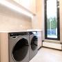 В санузле-постирочной есть душевая, установлены стиральная и сушильная машины