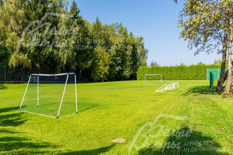 Футбольное поле с воротами