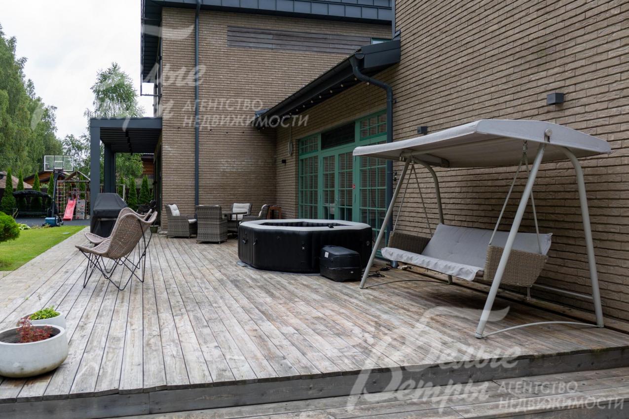 Терраса с качелями и уличной мебелью