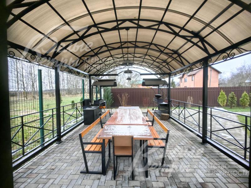 Крытая беседка-барбекю с двумя мангалами и большим столом