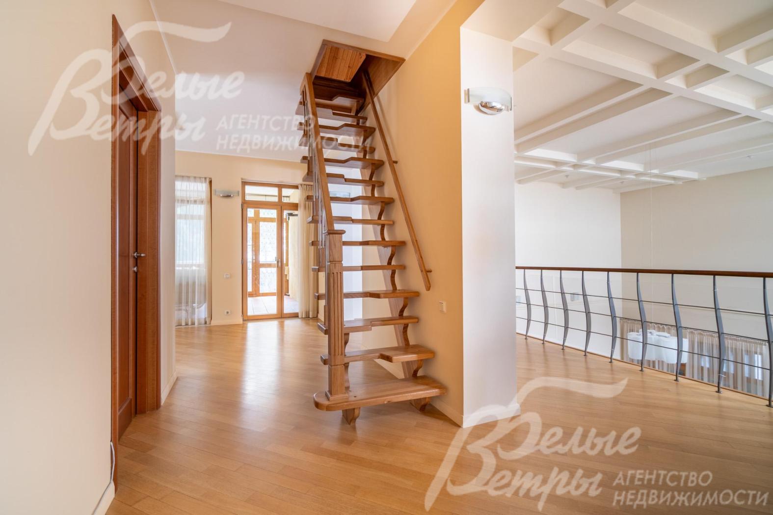 Лестница на мансарду (спортзал)