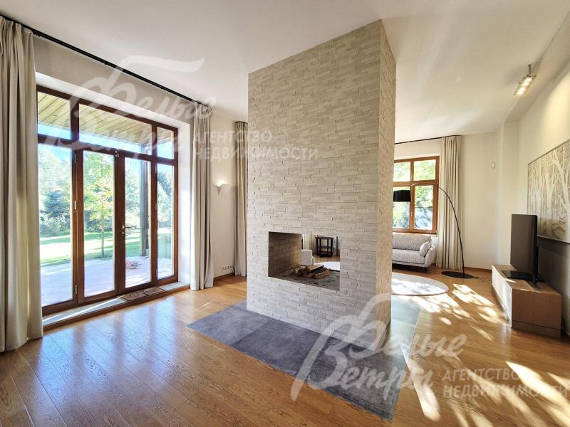 Выход на крытую террасу из гостиной.