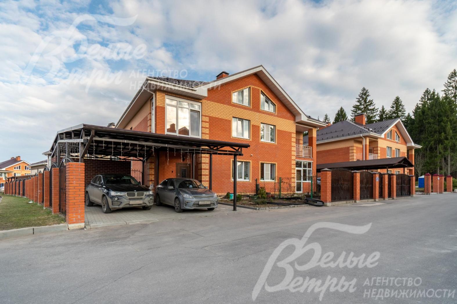 К участку ведёт широкая асфальтированная дорога, есть парковка на 2 автомобиля