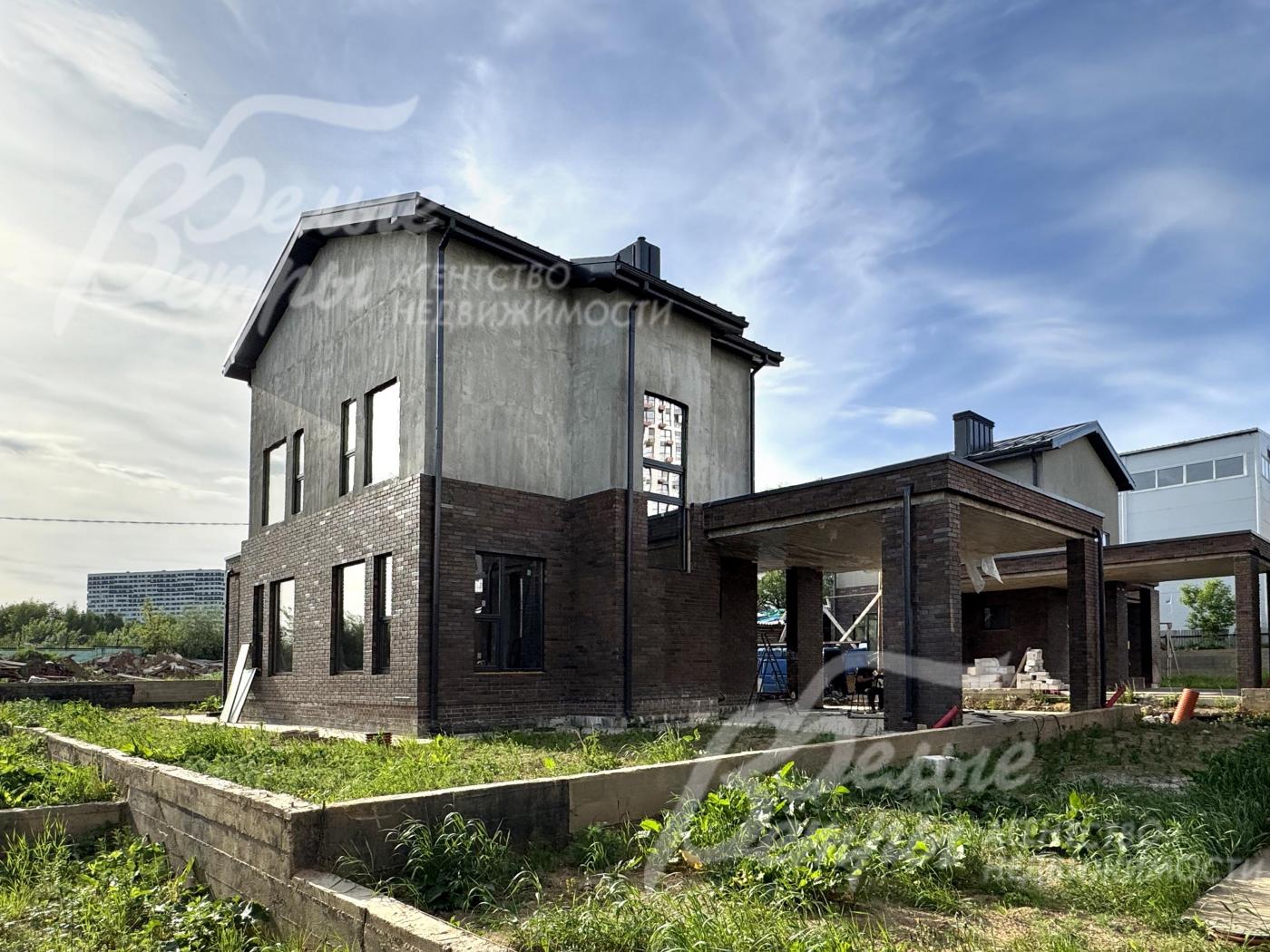 Новый дом в современном дизайнерском стиле в коттеджном посёлке в черте городской инфраструктуры