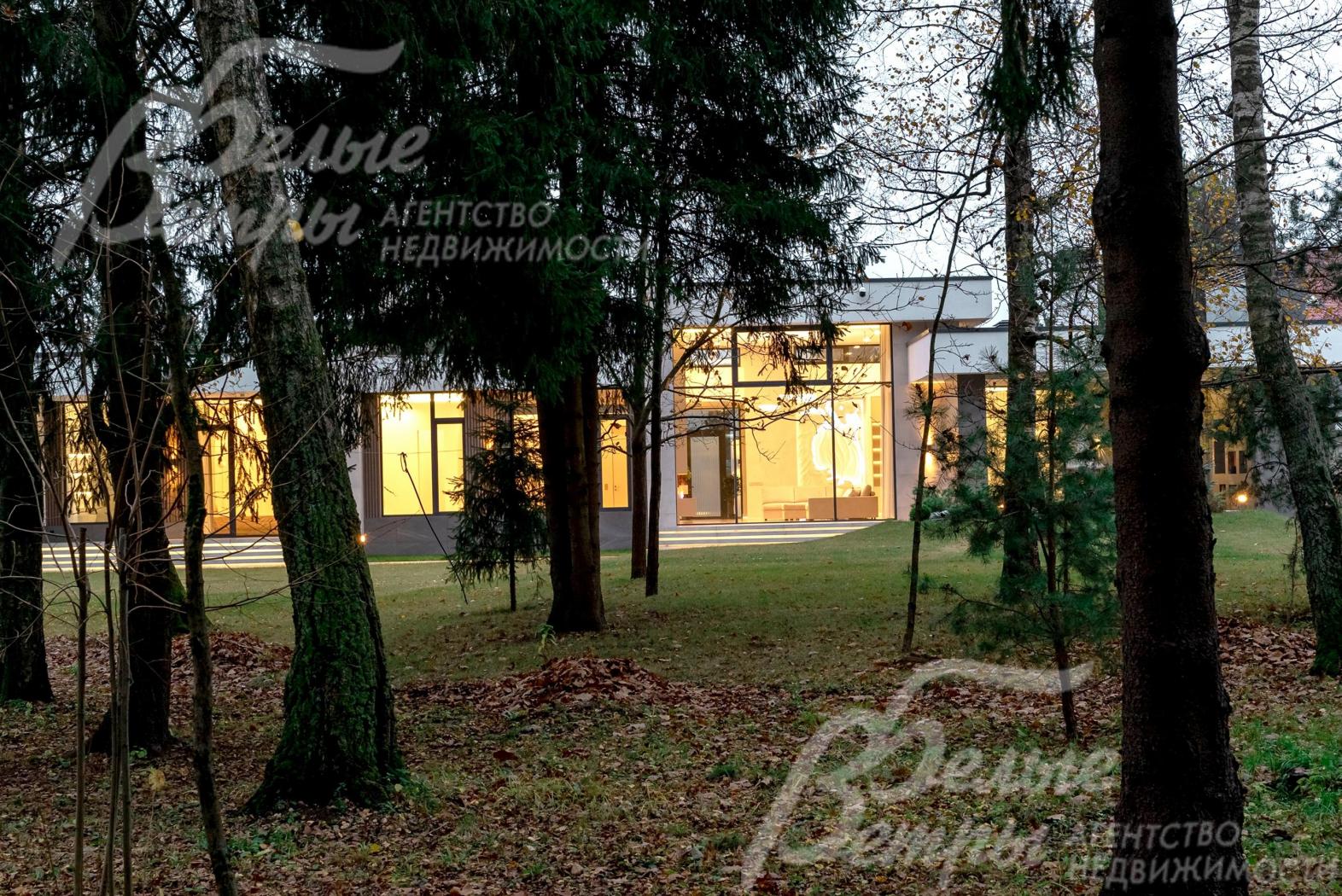 Вся территория, включая лесную зону, оборудована системой видеонаблюдения и охранной сигнализацией