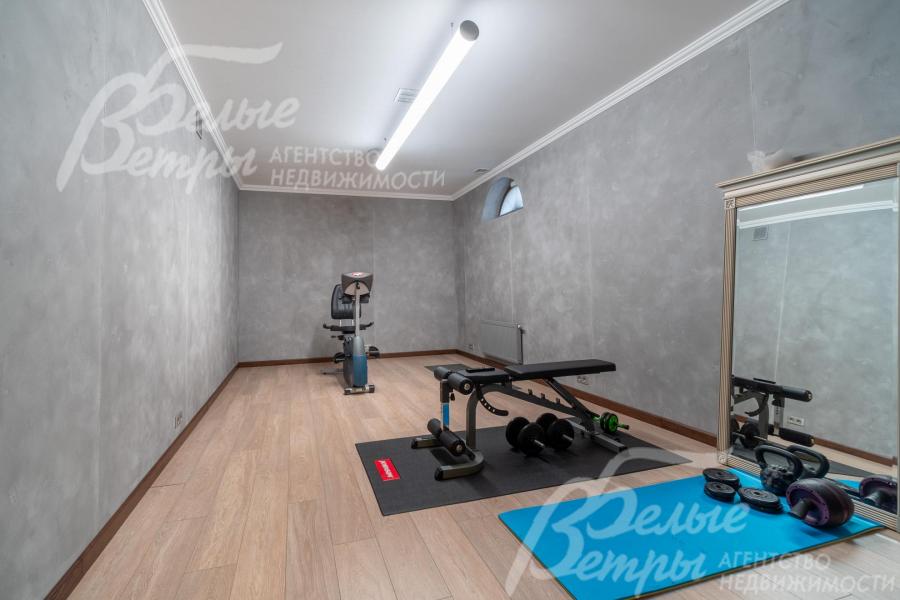 На цокольном этаже - тренажёрный зал со спортивным оборудованием
