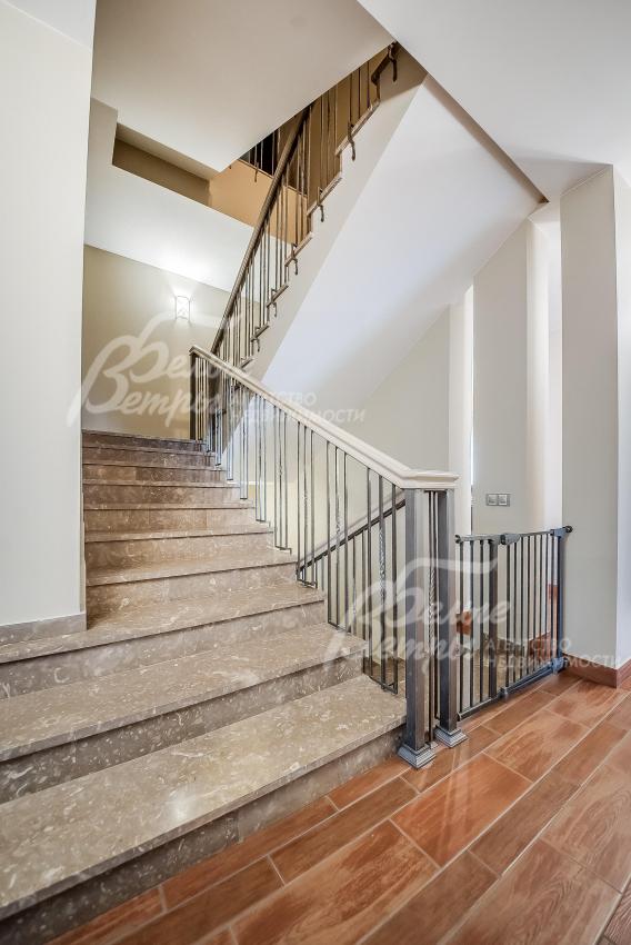 Широкая лестница отделана мрамором