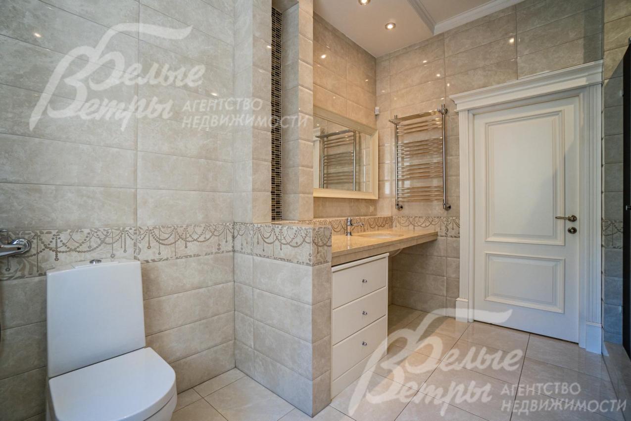 На стенах в санузлах - коллекционная итальянская плитка