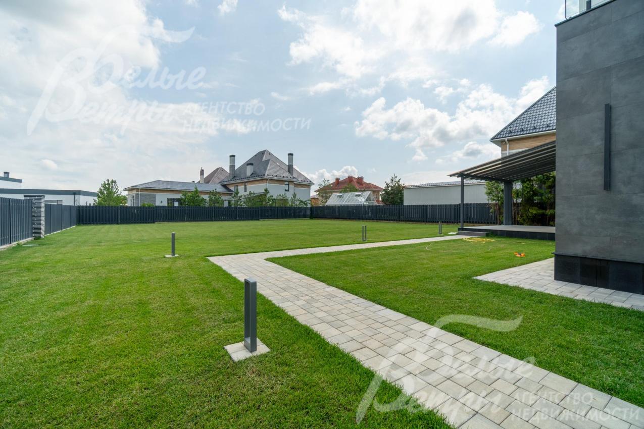 На участке уложен рулонный газон, вымощены дорожки, установлены фонари