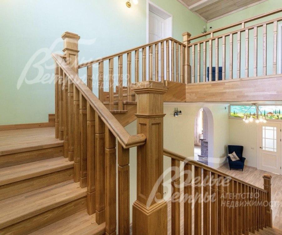Удобная дубовая лестница, выполненная на заказ.