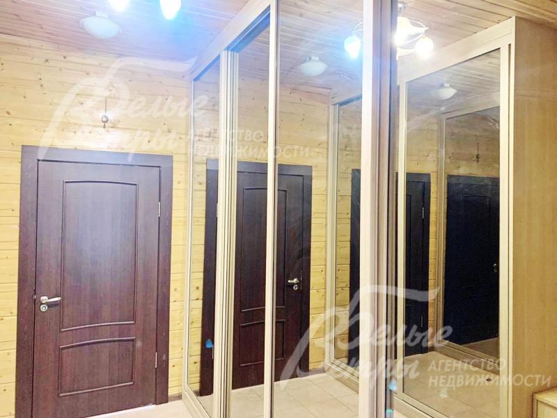 Большой шкаф в прихожей