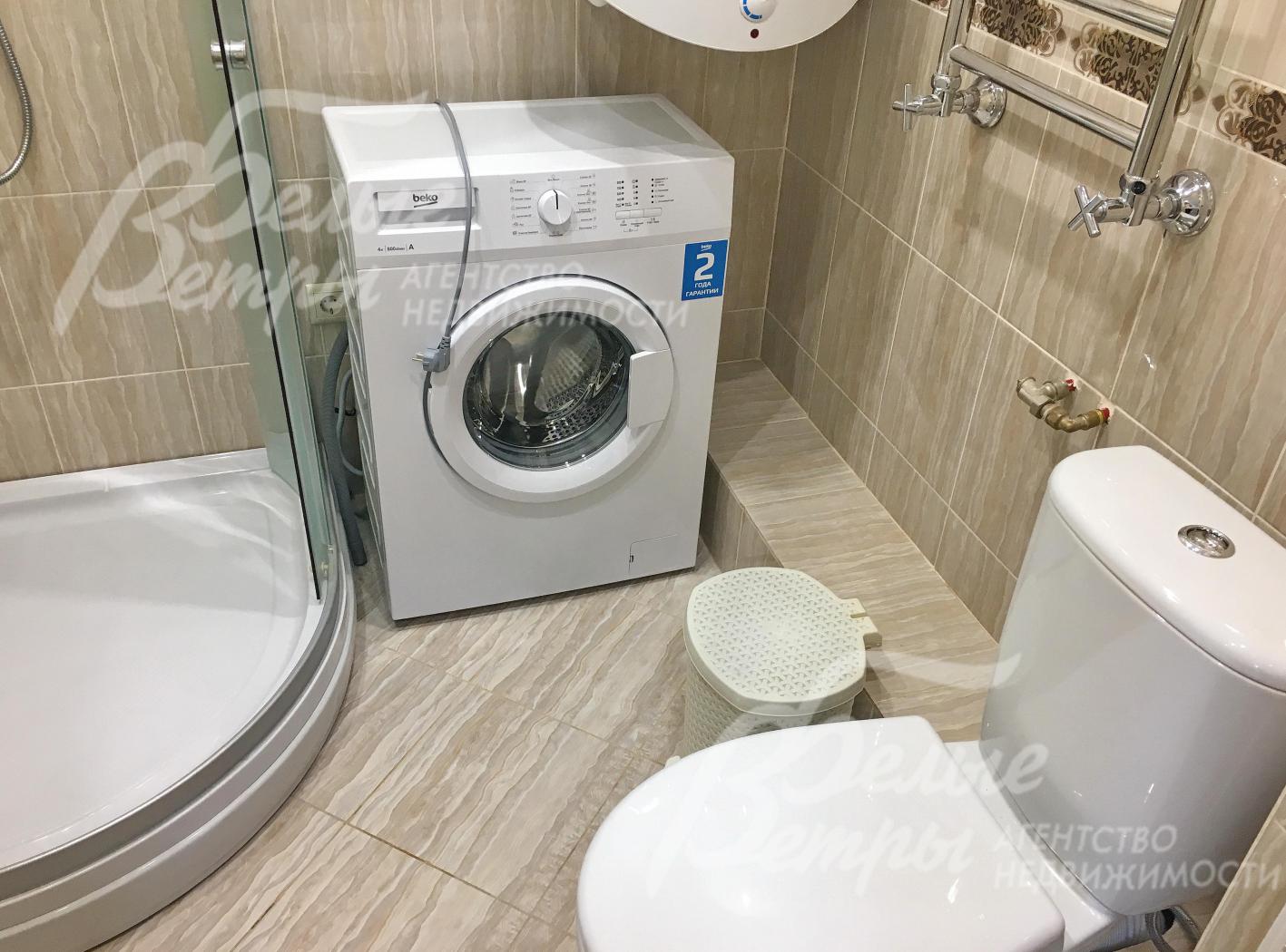 Стиральная машина "BEKO" в санузле