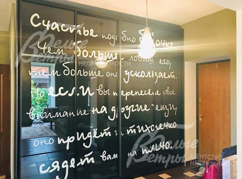 Оригинальный шкаф-купе в прихожей